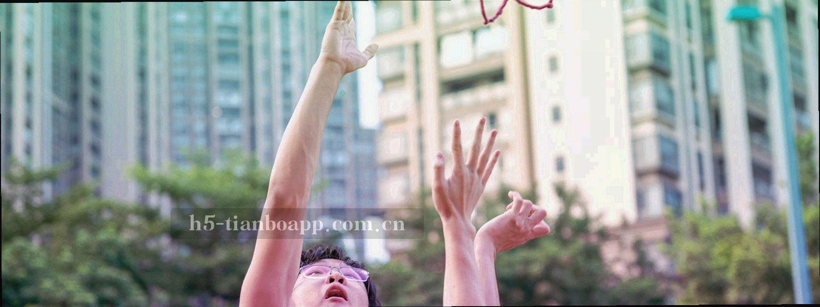 体育场灯带与观众席虚化的长曝光画面，深蓝基调，无文字